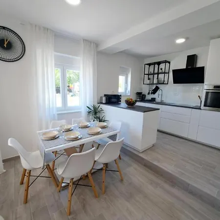 Semesterbostad Holiday Jere Modern And Near The Sea *